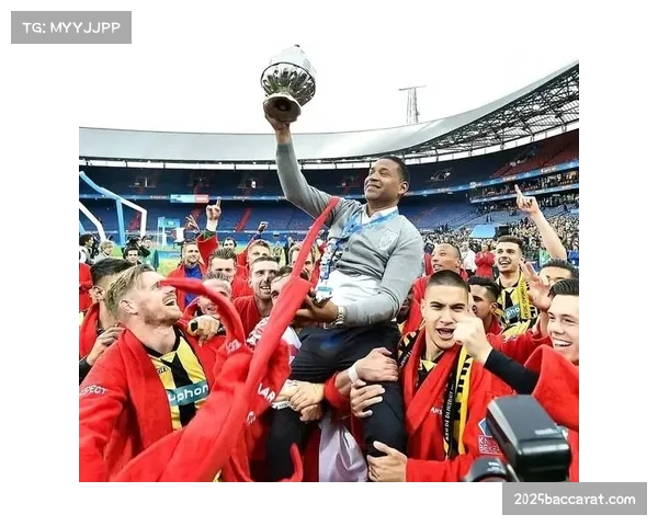 关键镜头:弗赖堡后卫在角球防守中成功完成“区域换盯人”职责交接,化解险情